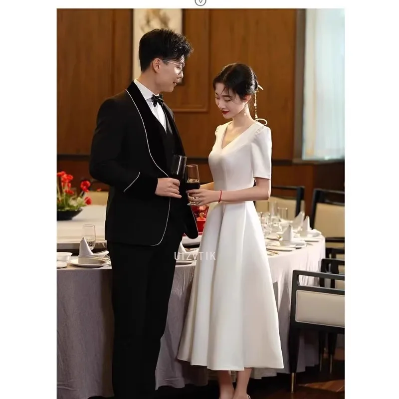 فساتين زفاف ميدي خفيفة بسيطة للنساء برقبة على شكل حرف V فساتين سهرة رسمية أنيقة بيضاء ناعمة من الساتان صور تبادل لاطلاق النار فستان الزفاف