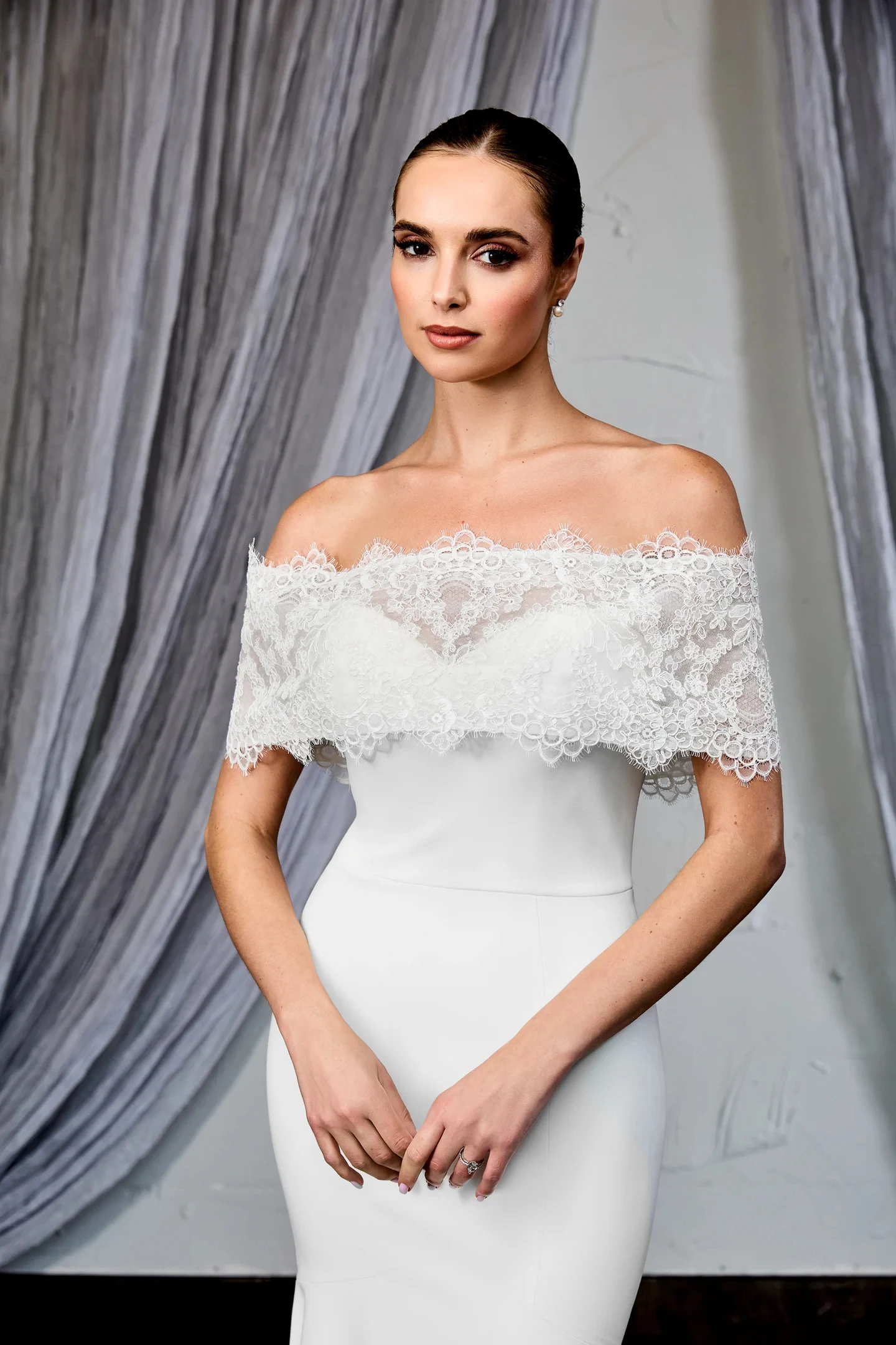 Off Shoulder Wedding Bolero For Women Elegant Lace Floral Applique Back Buttons Customized Bridal Wear Jacket Accessories