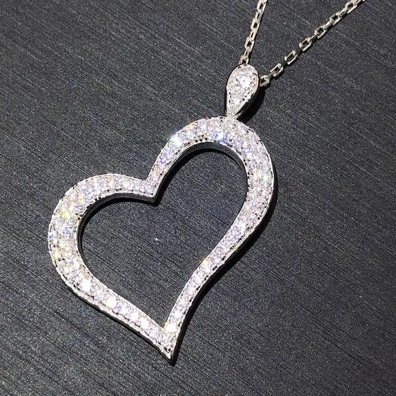 Huitan Halskette mit Herz-Anhänger für Damen, trendiger, schlichter Stil, Accessoires für Hochzeit, Jahrestag, Party, eingelegter glänzender CZ-Schmuck, Geschenk