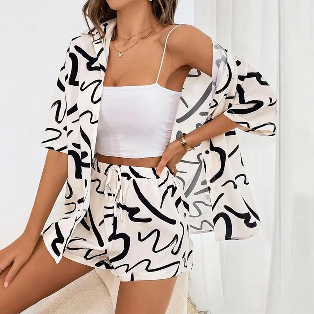 Set per le vacanze estive con stampa completa Colletto della camicia Top a maniche corte Pantaloncini a trapezio Set casual per le donne