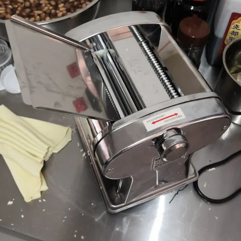 Image of Italienische Macaron Multifunktions-Nudelmaschine Atlas, kleine manuelle Haushaltsnudelmaschine mit Handkurbel