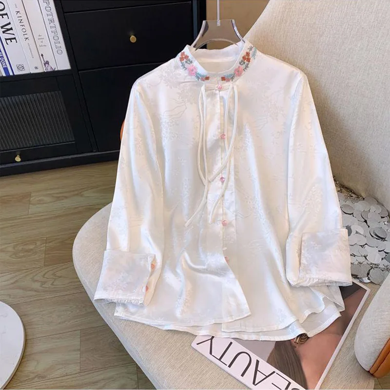 Neue chinesische Art weiß besticktes Vintage-Shirt Frauen Frühling neue Schnalle Tang Anzug Hanfu Top elegante Luxus-Shirt Dame y2k