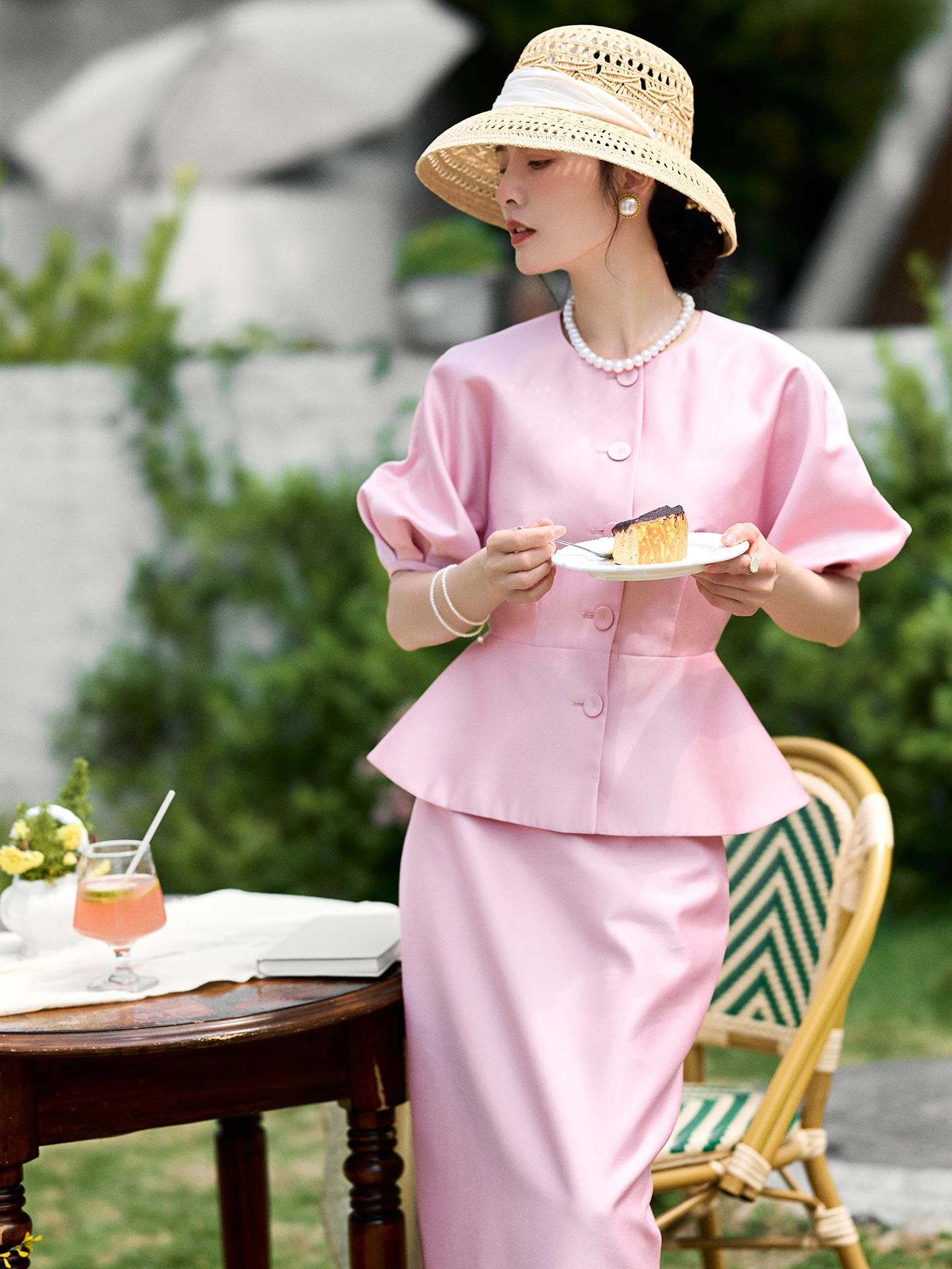 

Элегантный комплект в стиле Хепберн: розовая шелковая юбка с поясом и блузка из мохера с коротким рукавом на пуговицах. Дышащий весенний женский наряд.