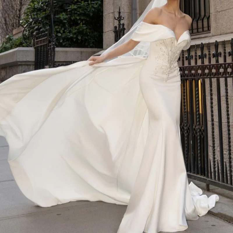 ที่กําหนดเองไอวอรี่สีขาวสายรัดปาเก็ตตี้ลูกไม้A Ppliquesชุดแต่งงานA-Lineคริสตัลซาตินชุดเจ้าสาวทําเองชุด