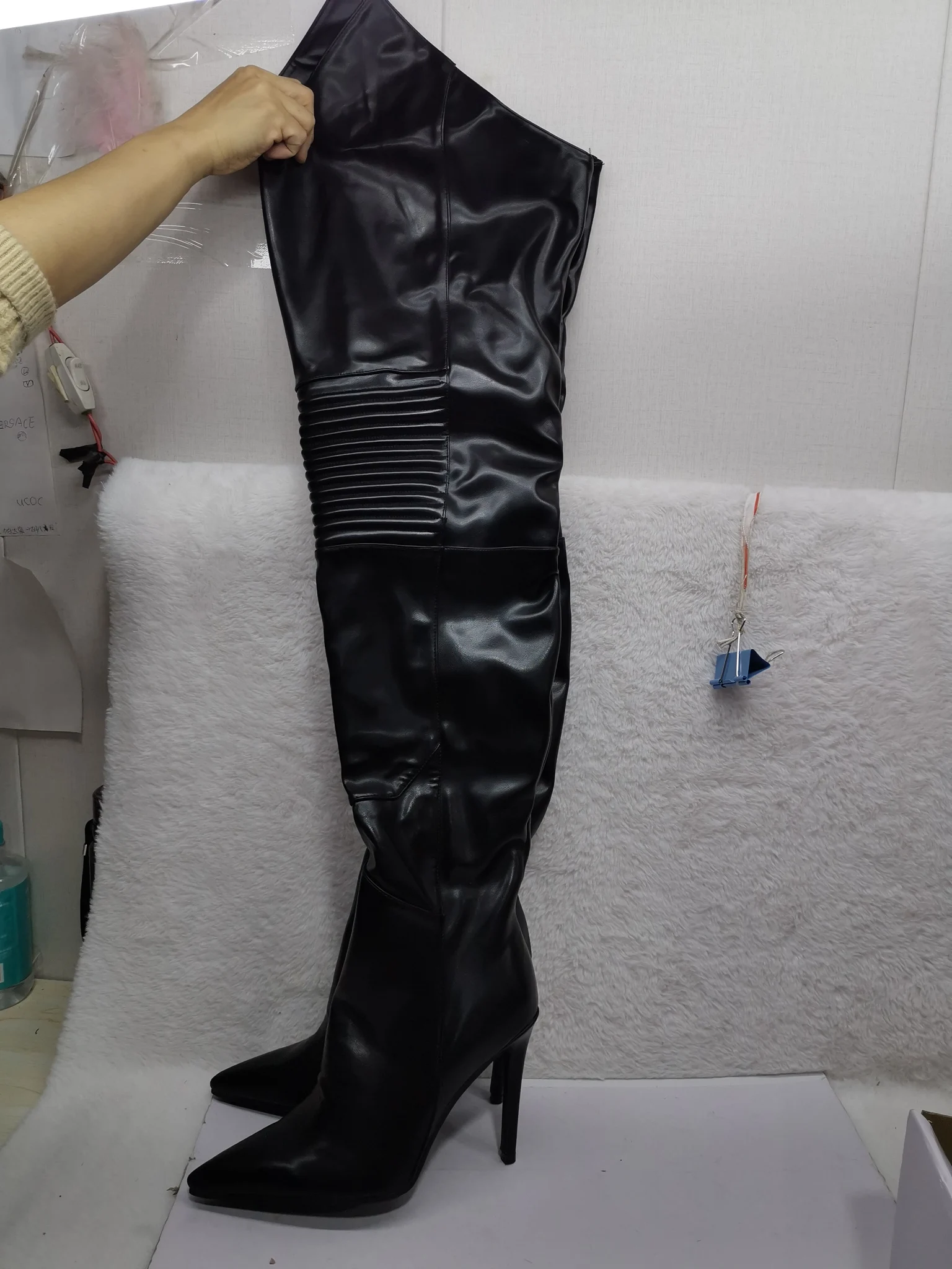 

Черные кожаные ботфорты на тонком каблуке с острым носком, выше колена, для женщин, для ночного клуба