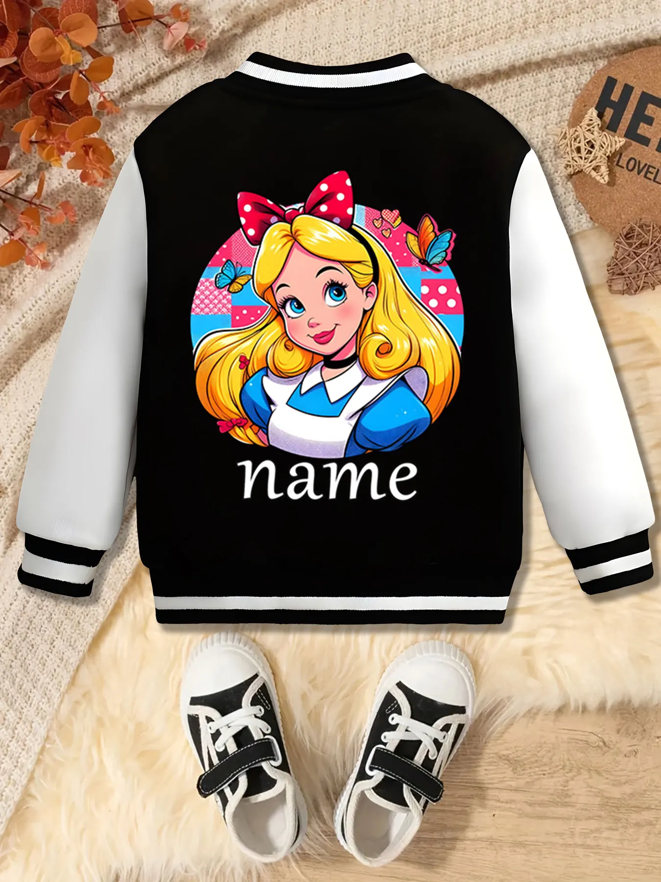 سترة بيسبول للأطفال من MINISO Disney Alice Fantasy - تم تقديم صورة أليس اللطيفة على كلا الجانبين، بخلفية حمراء #4