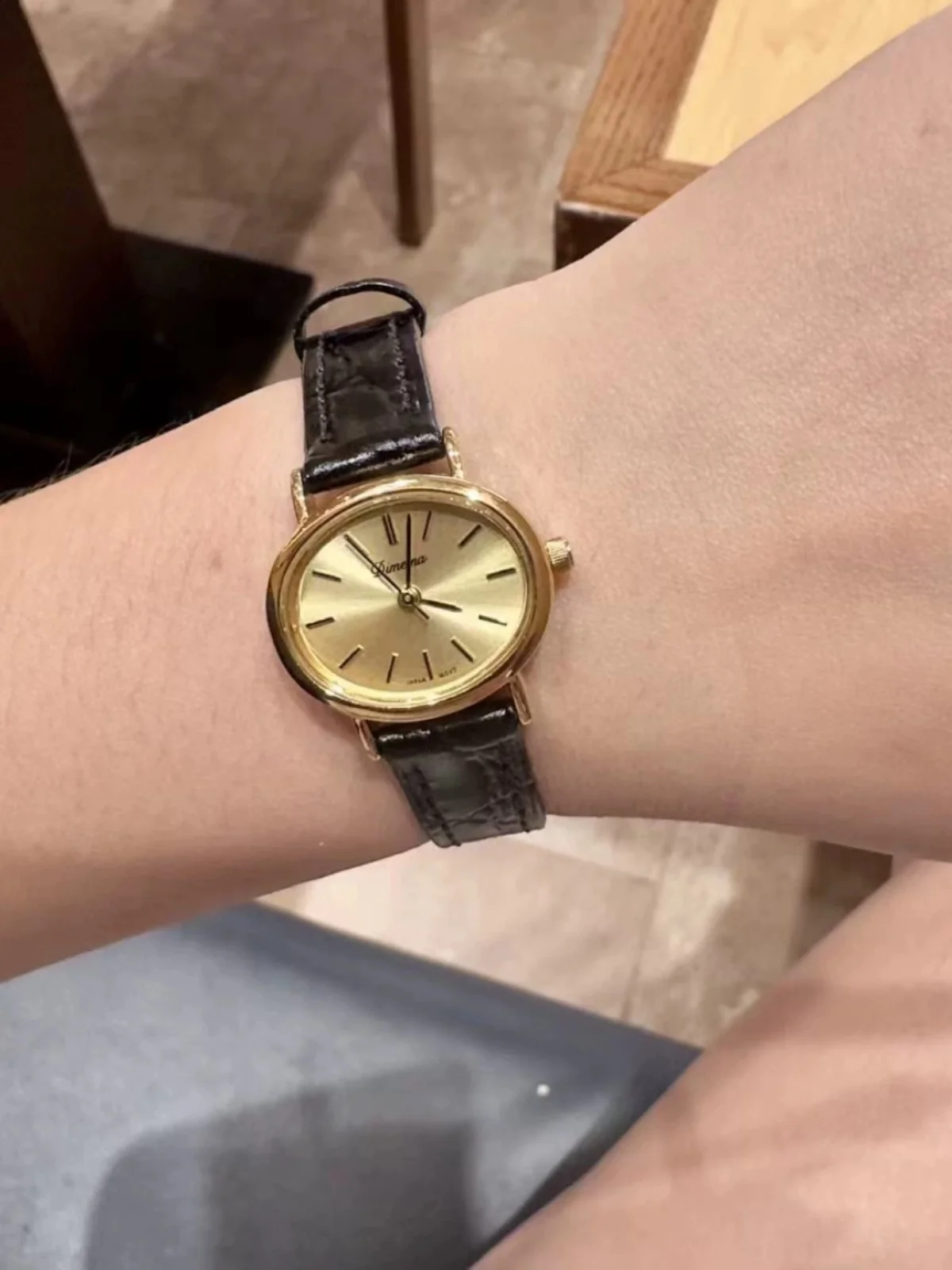 Autumn and Winter New Women's Watch Small and Simple Waterproof Leather Fashion Elegant Quartz Light Luxury.