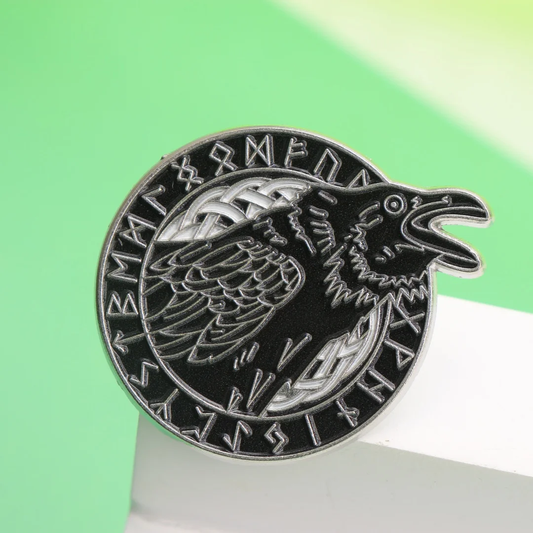 Gothic Crow Emaille Pin – Punk Cartoon Revers Abzeichen mit mystischen Runen für Rucksack Jacke DIY Zubehör Geschenk