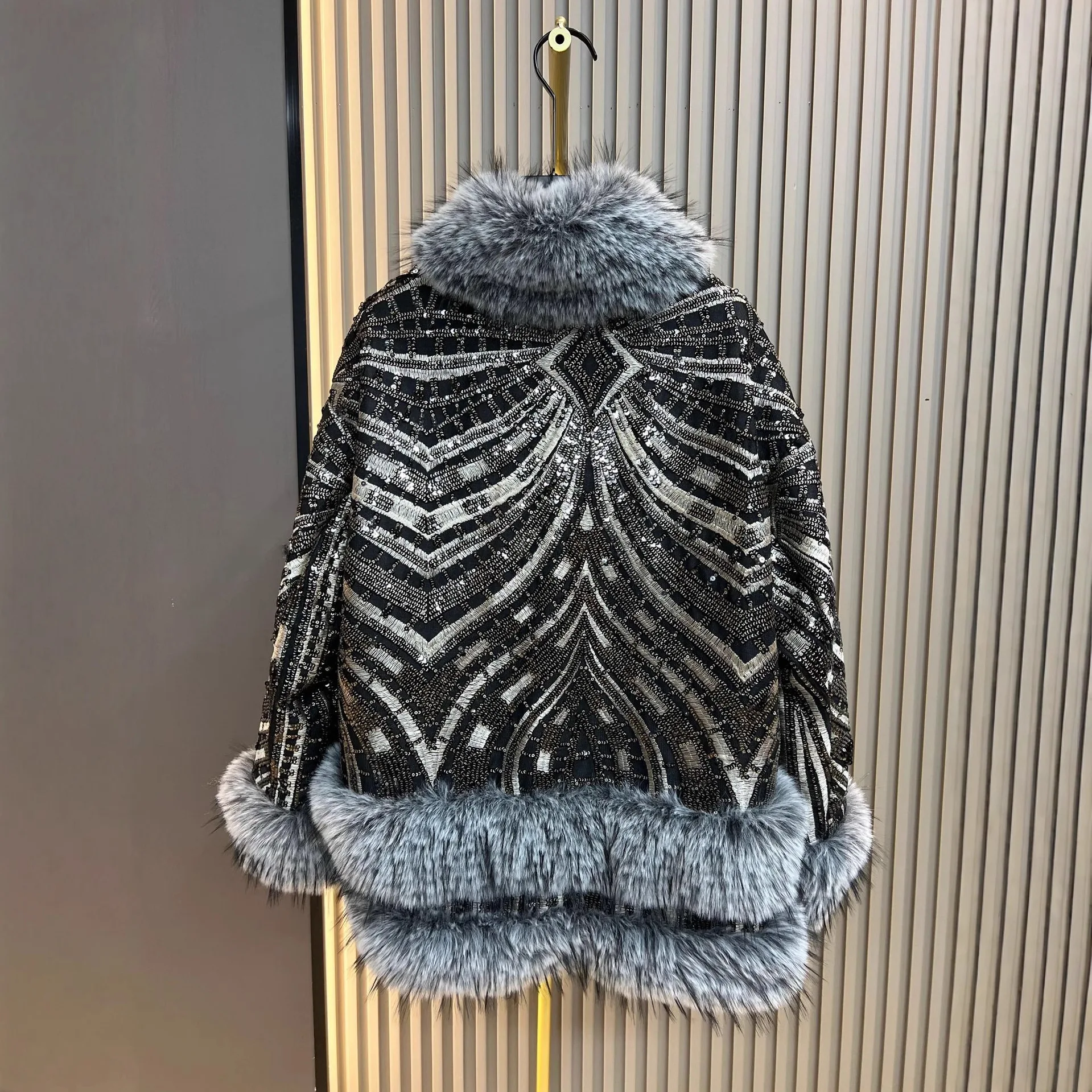 معطف فرو الثعلب الصناعي مطرز بالترتر الثقيل للنساء 2025 شتاء موضة جديدة فضفاضة دافئة أنيقة معطف فرو صناعي سترة فروي #4