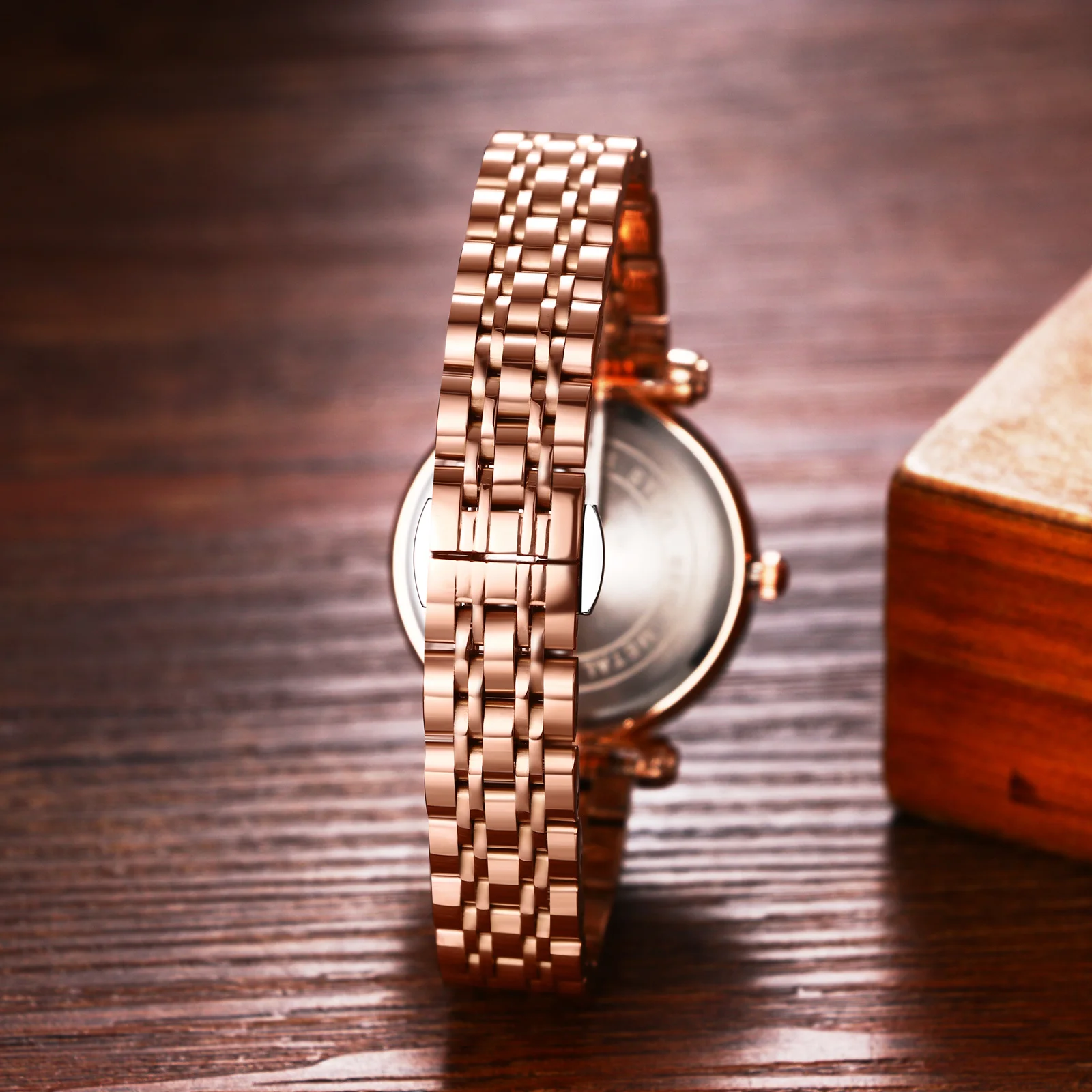 LANCARDO นาฬิกาควอทซ์ของผู้หญิง Ocean Heart กระจกตัดหลายมุมนาฬิกากันน้ําหน้าปัดเพชรสายสแตนเลสแบบถอดได้