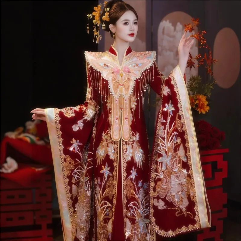 

The bride's new Chinese-style wedding dress Fengguanxia draped in attire pavilion and