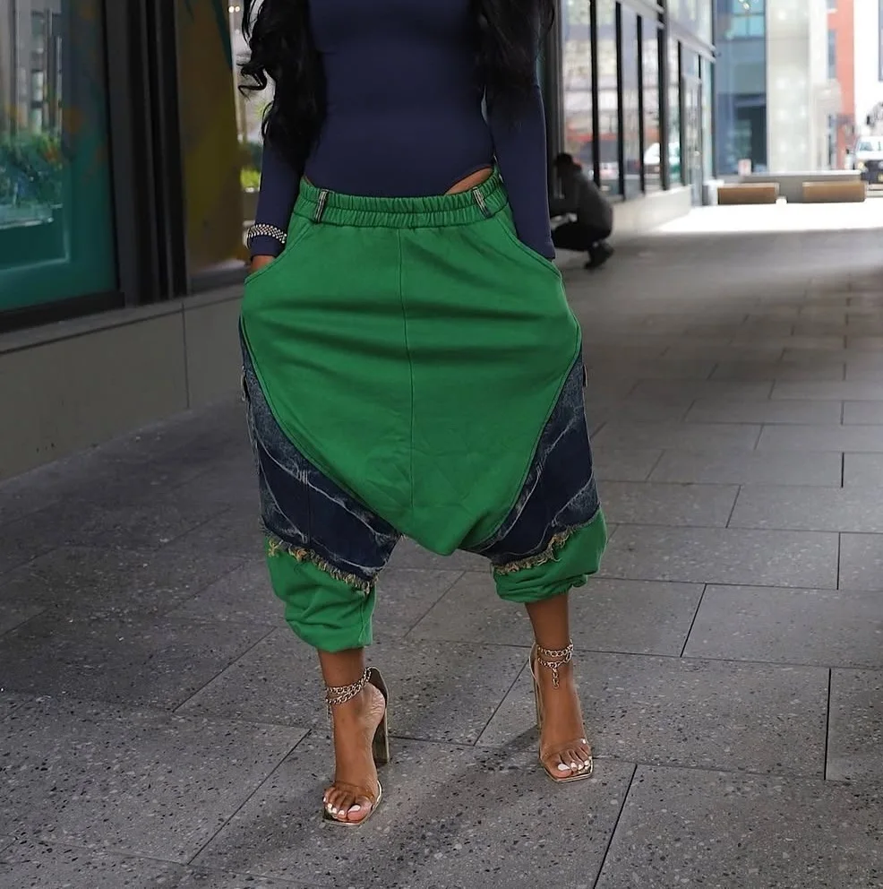 جينز حريم فضفاض بنمط صيفي جديد لعام 2025 للنساء الأوروبيات والأمريكيات. جينز عصري بخصر مطاطي وتصميم شرابة