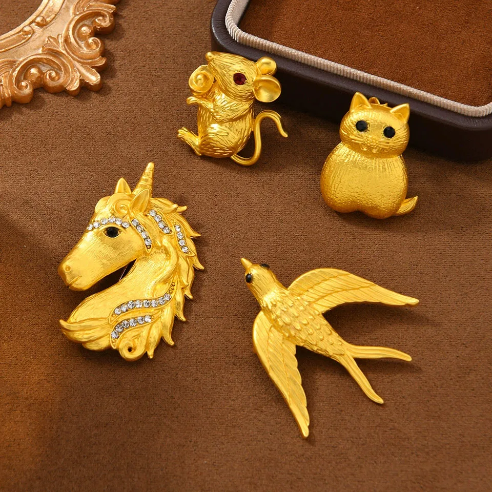 Brown Gold Tone Horse Animal Horsehead Crystal Rhinestone Brooch Pin