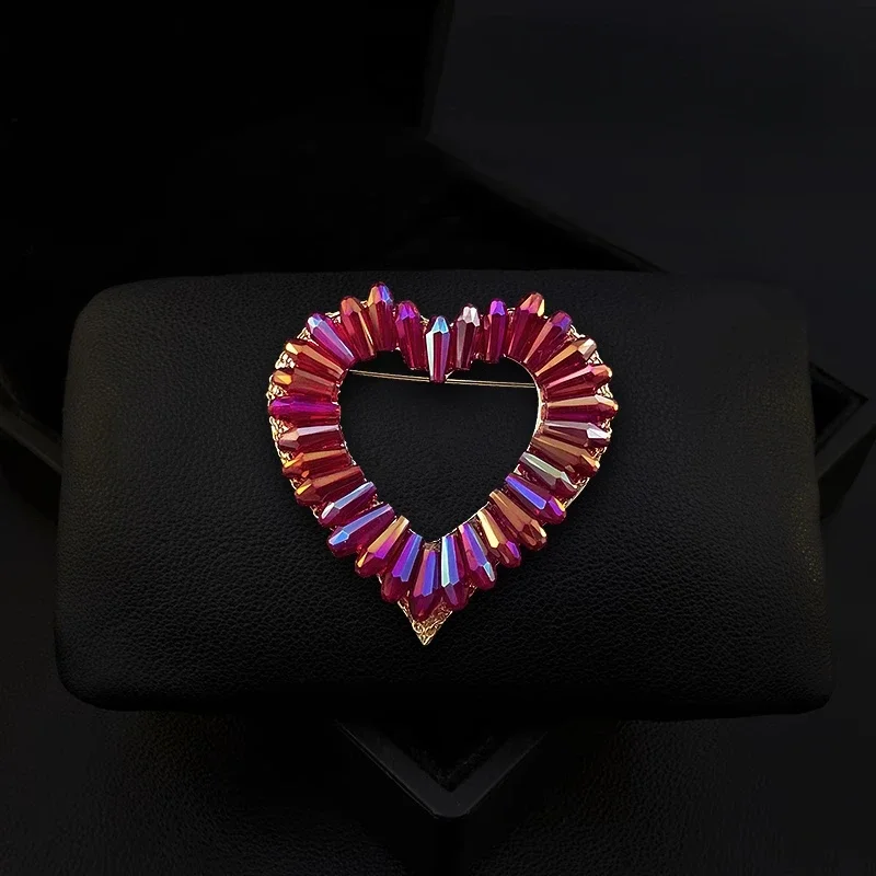 Retro Heart Brooch for Women Sexy Suit Exquisite Red Love Pins Fashion Crystal Jewelry Lapel Buckle Clothing Accessories 1703