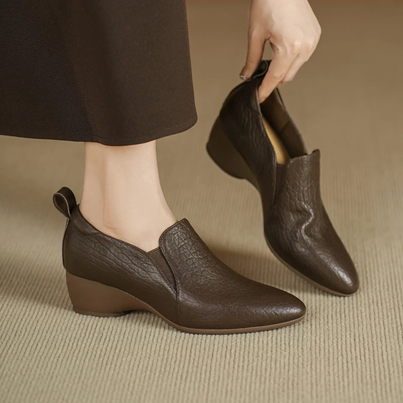 

НОВЫЕ осенне-весенние женские туфли-лодочки, женская обувь из натуральной кожи, туфли на странном каблуке с острым носком, лаконичные мягкие повседневные туфли без шнуровки