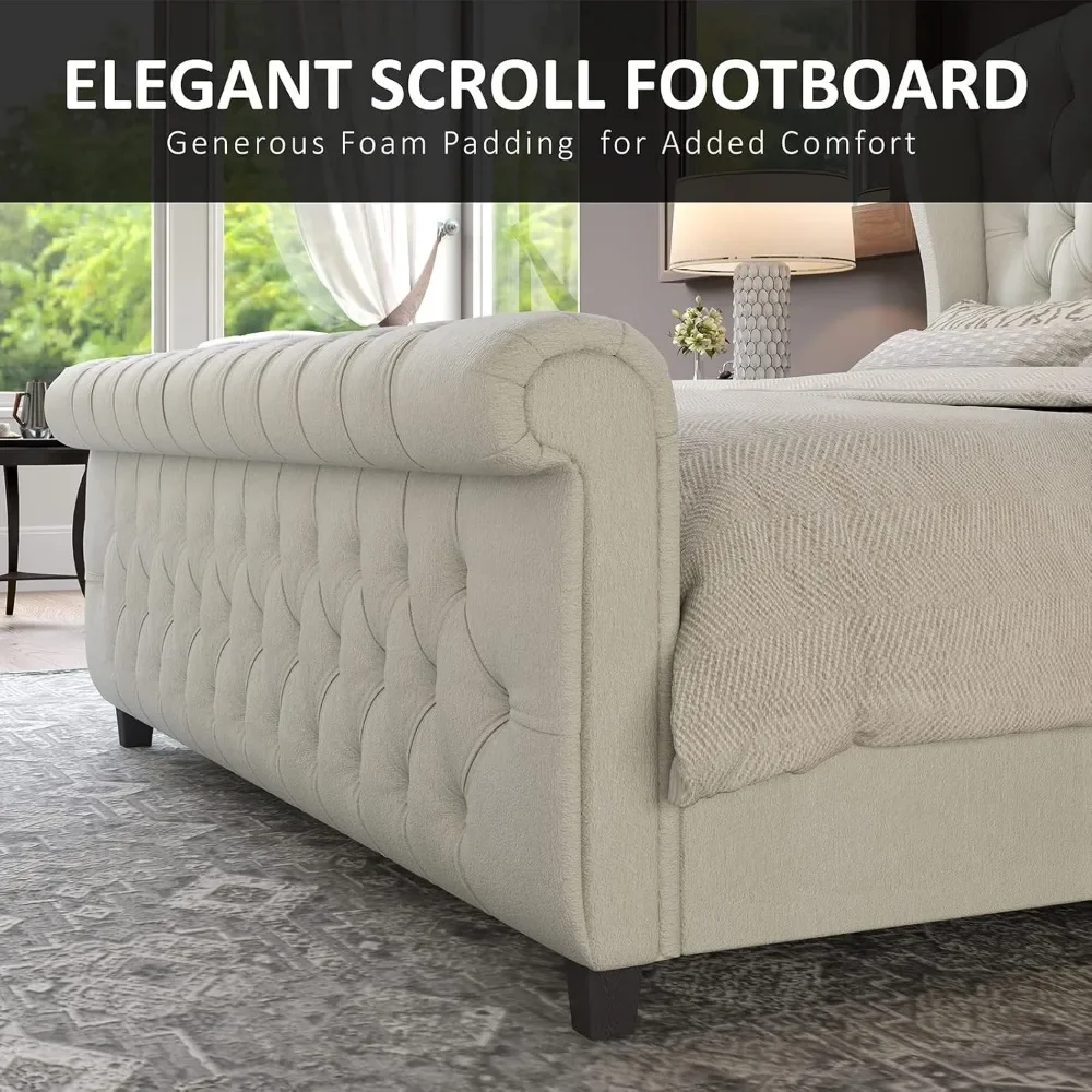 Kingsize platformbedframe, chenille gestoffeerd sleeebed met scroll wingback hoofdeinde en voeteinde/knop getuft, bedframe