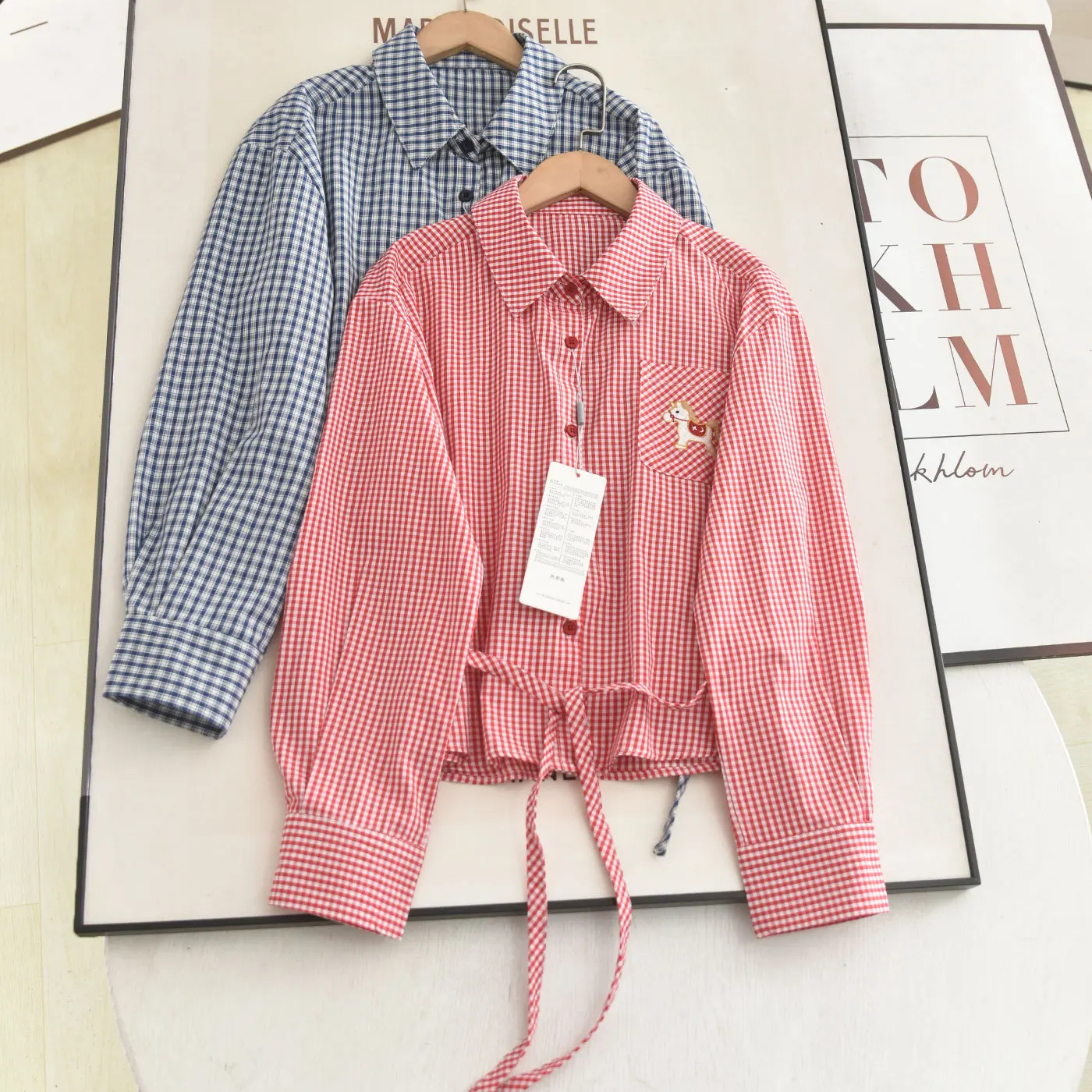 

Весна 2026: Женская рубашка в повседневном стиле с короткими рукавами-крылышками, клетчатым узором, вышивкой и карманами, создающая молодежный образ, универсальный топ