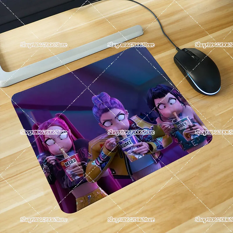 K-POP: لوحة ماوس Demon Hunters مضادة للانزلاق للأولاد والبنات لتزيين سطح المكتب لوحة ماوس ألعاب مقاومة للماء وبدون حافة وخياطة هدية