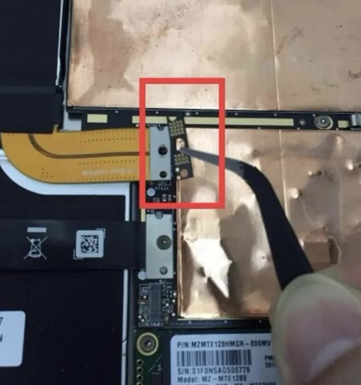 For Microsoft Surface Pro 3 (1631) Bridge connector between the battery and logic board connector replacement