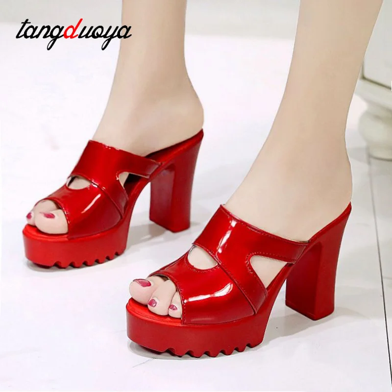 

Босоножки женские из лакированной кожи, на высокой танкетке, красные, черные, большие размеры