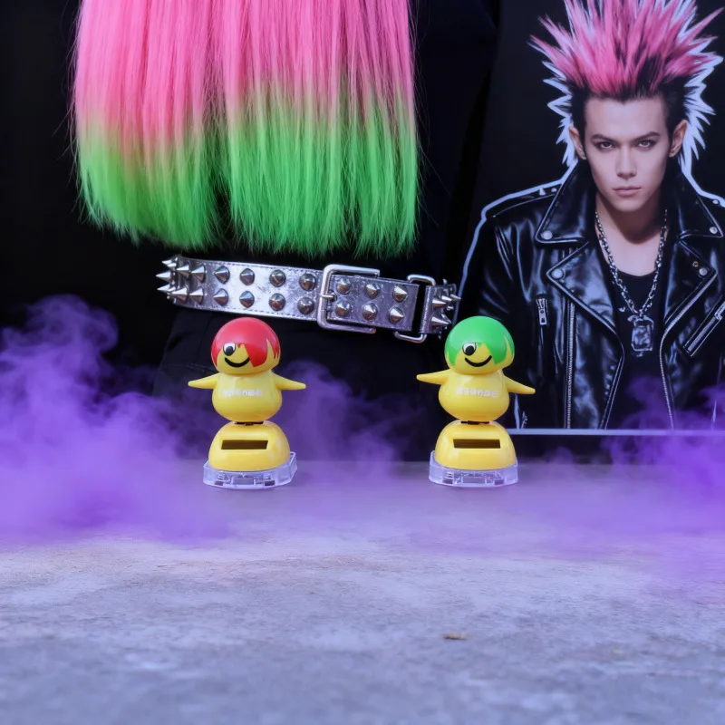 Novidade retro nostalgia y2k boneca ação brinquedo solar criativo balançando dança boneca decoração do carro ornamento de mesa interior do carro