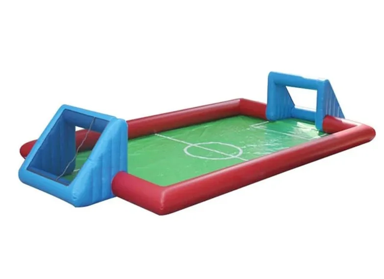 安全な屋外スポーツや遊びのために設計されたプレミアムなインフレータブルフットボールフィールド