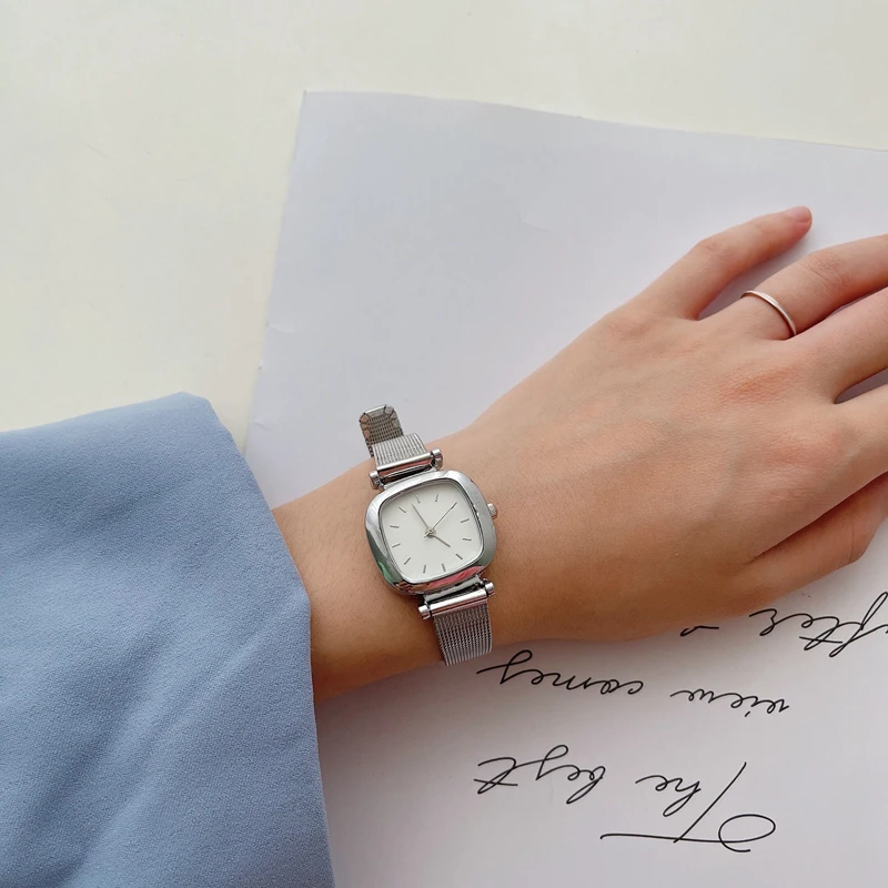 Маленькие квадратные женские часы в стиле ретро, нишевые, легкие, роскошные, простые, темпераментные, универсальные, повседневные, женские часы с маленьким циферблатом