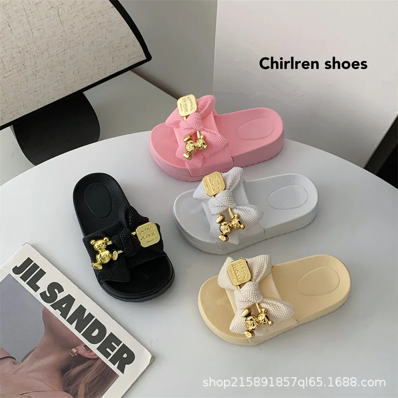 

Новые летние тапочки для маленьких мальчиков и девочек, детские мягкие шлепанцы с принтом медведя и бантом, пляжная одежда, уличная нескользящая детская обувь, размеры 24–35 лет