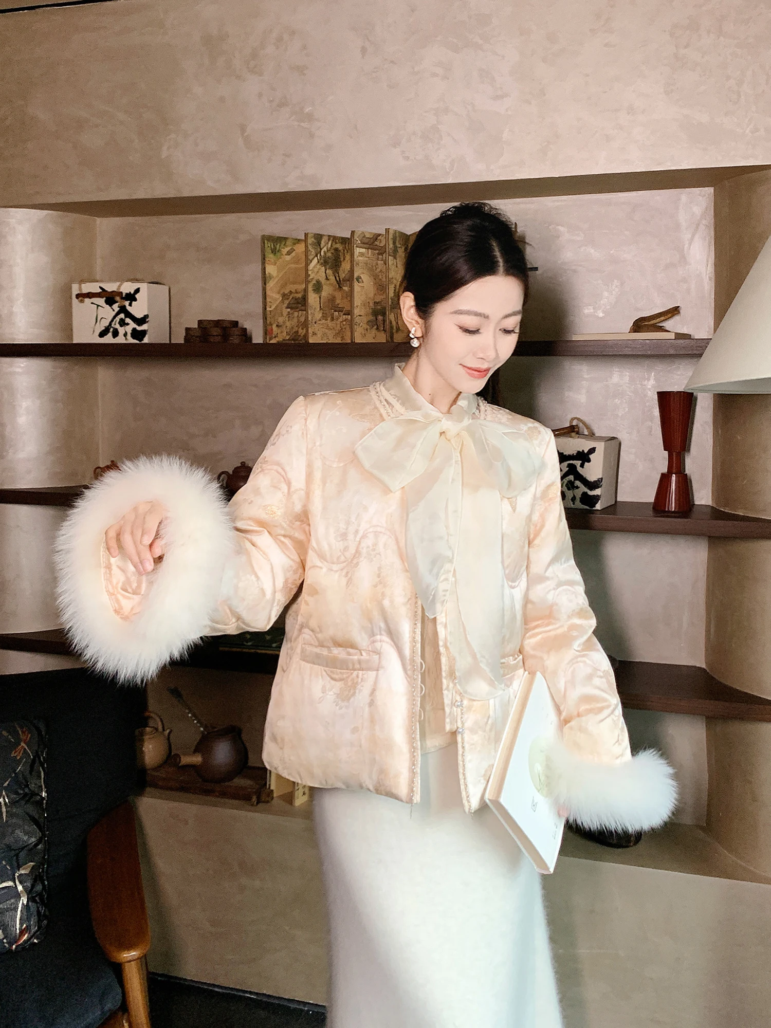 

Новая женская теплая куртка в китайском стиле с длинными рукавами, круглым вырезом и одной пуговицей, коллекция 2025 года, верхняя одежда в национальном стиле