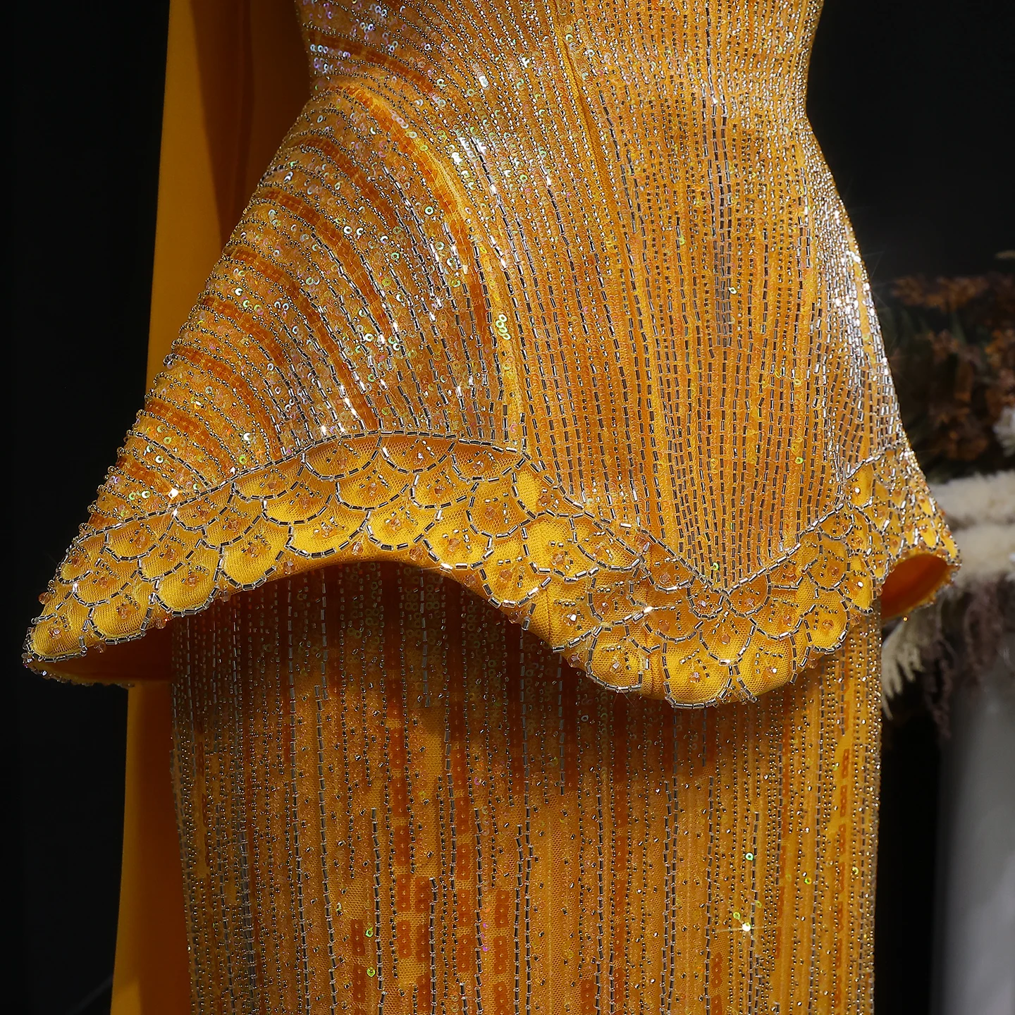 Sharon Said Luxuriöses Dubai-Orangefarbenes Abendkleid mit schweren Pailletten und Perlenstickerei 2026, trägerloses Kleid mit Schal, arabisches Party-Ballkleid SS560, maßgeschneidert – Detail 11