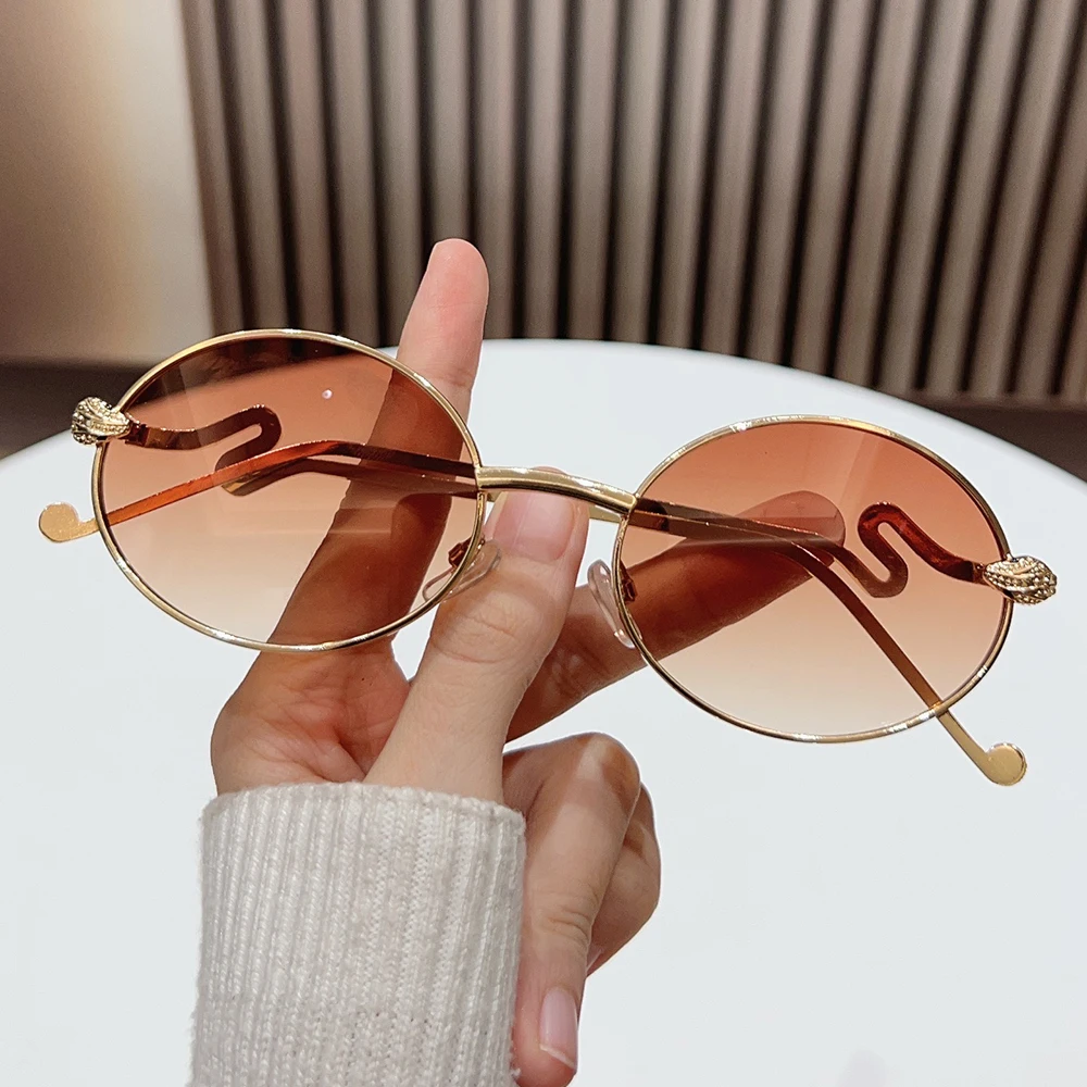 Modische Sonnenbrille mit rundem Rahmen und hochwertigem Metallic-Look, mit schlangenförmigen Designs auf den Bügeln, geeignet für Wea