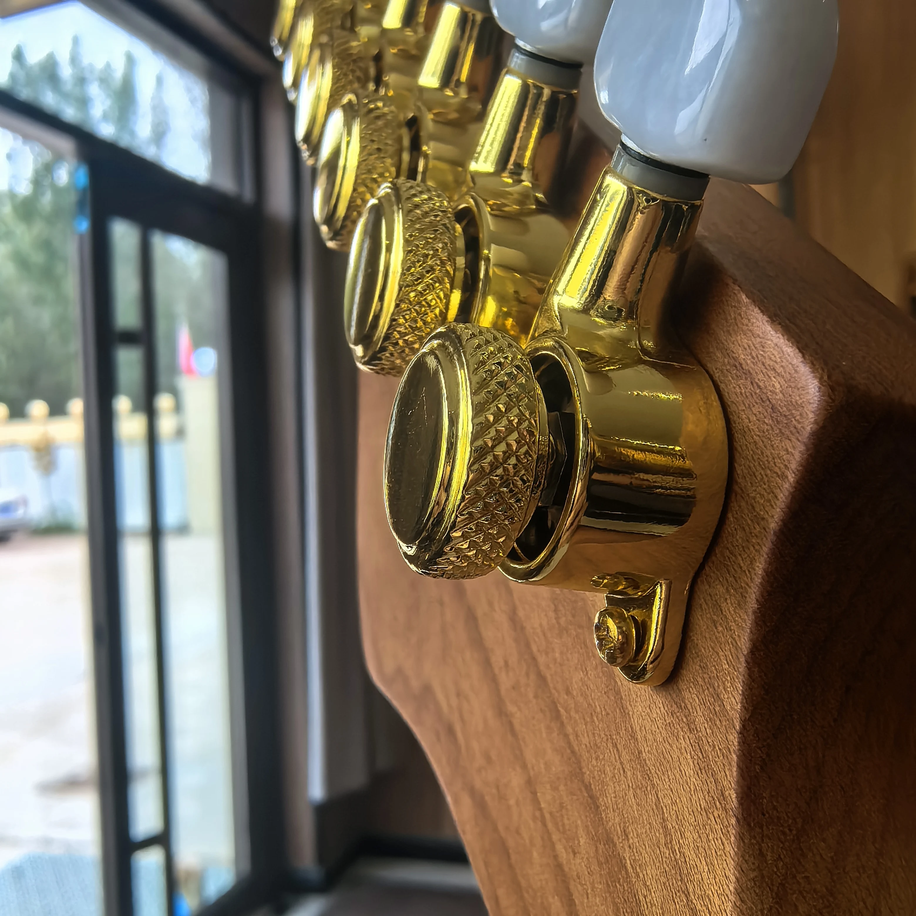 جيتار كهربائي مكون من 6 أوتار على الطراز العتيق بطول إجمالي 90 سم، ومسافة سلسلة 648 مم، وحقنات رأس مستديرة، وجسم من خشب الماهوجني، متوفر في المخزون.