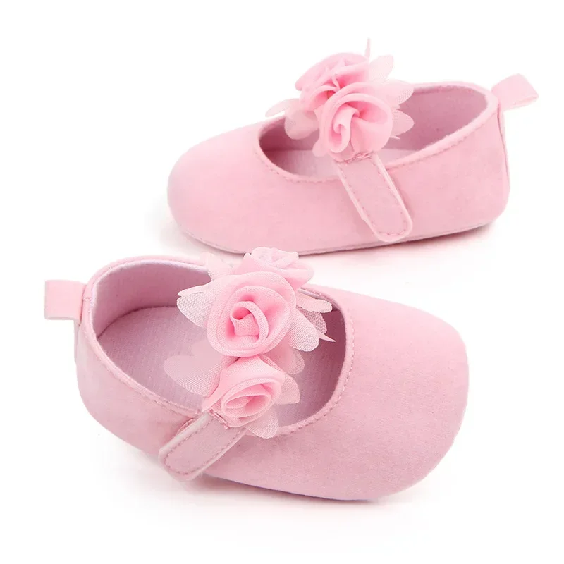 Sapatos de princesa antiderrapantes de sola macia para meninas, lindas flores, moda monocromática, criança infantil, recém-nascidos, berço, primeiros caminhantes