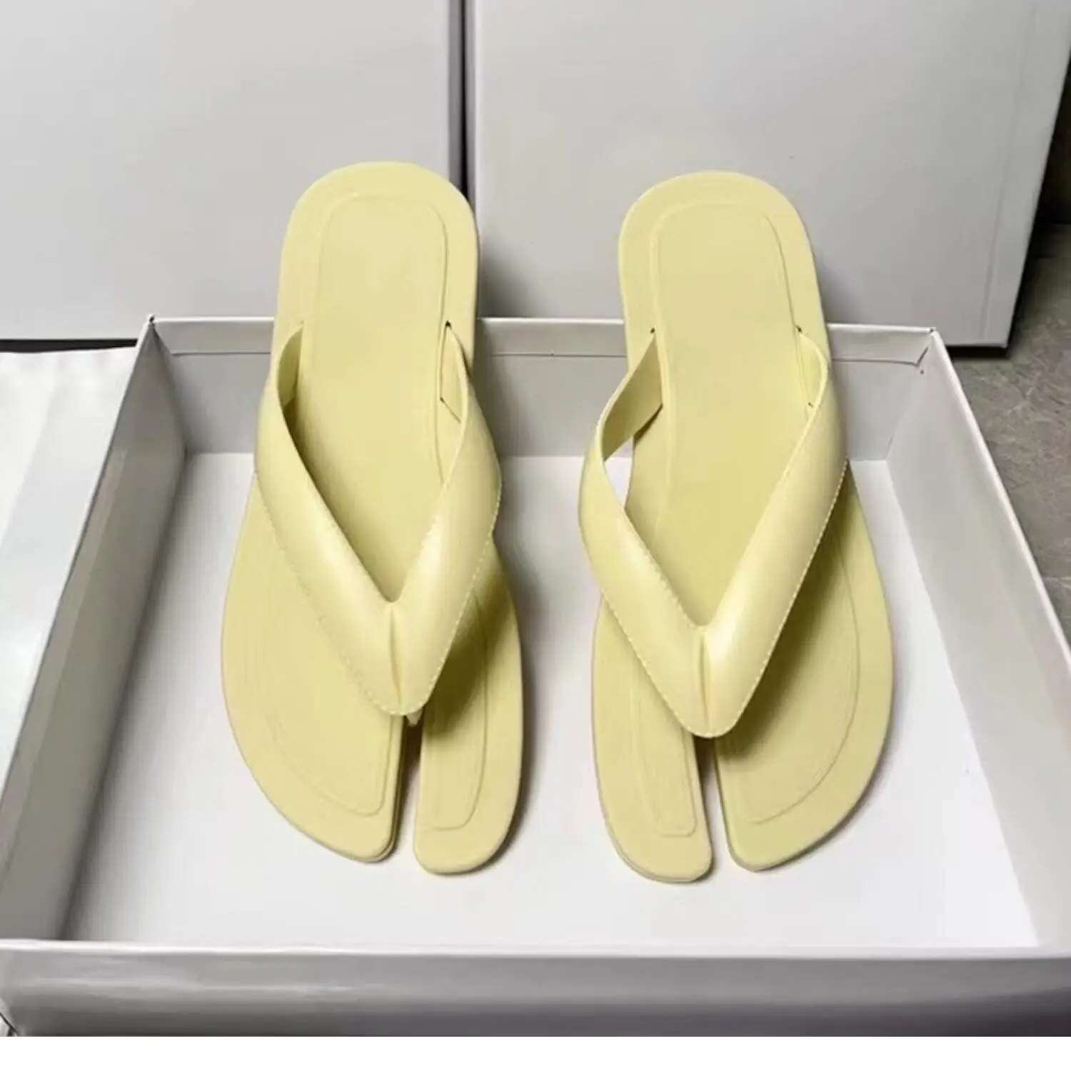 

Women's new flat bottomed flip flops, niche retro Roman pig trotters, split toe flip flops, beach shoes34-44