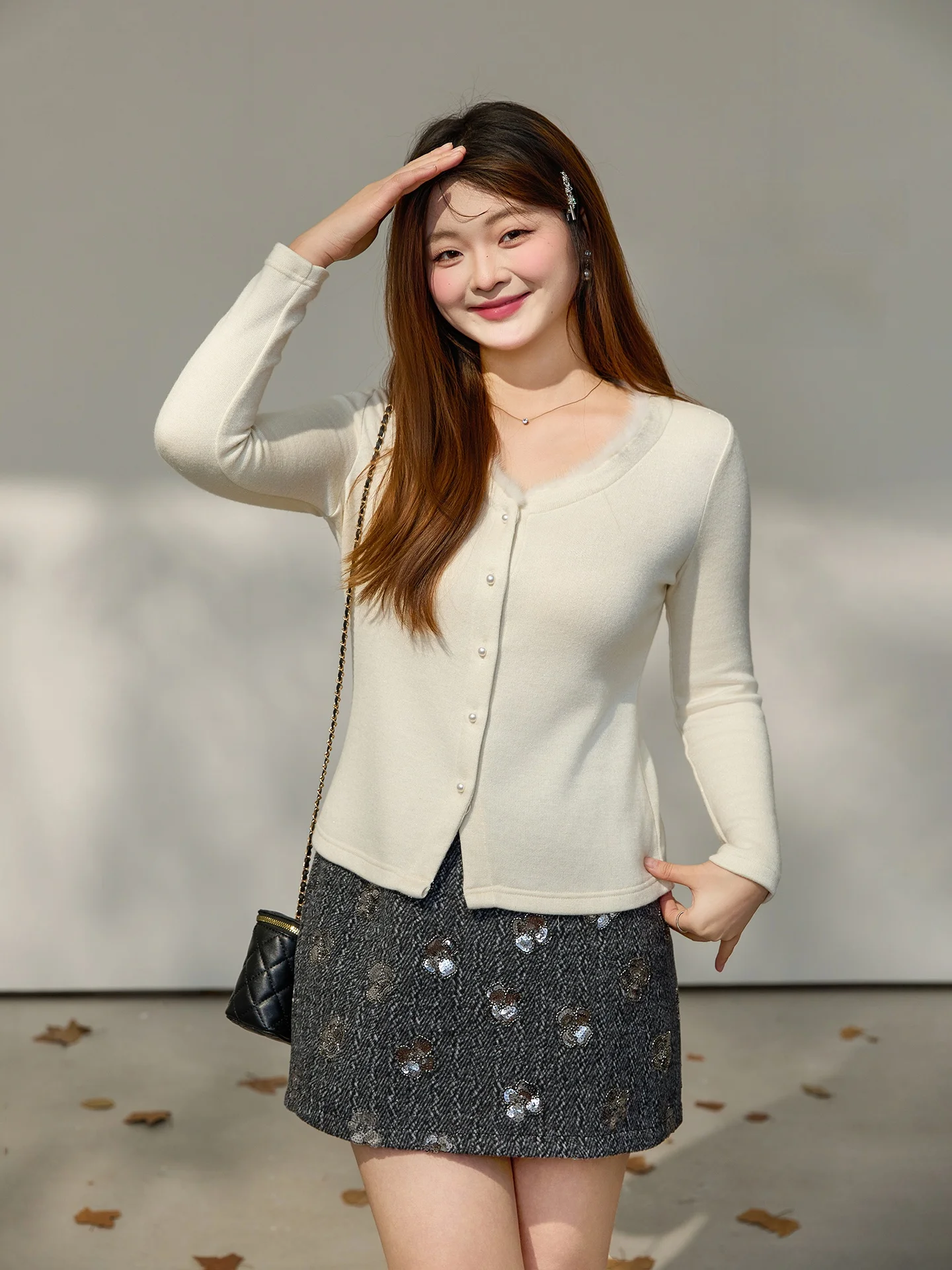 

Комплект из трикотажного топа с V-образным вырезом и юбки больших размеров DM00, корейский повседневный стиль, вышитый длинный рукав, модный костюм для женщин больших размеров