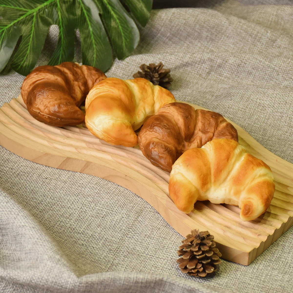 Realistischer gefälschter PU-Croissant – Originale und Streiche mit Schokoladengeschmack, Brot, lustige Essens-Requisiten für Witze, Präsentation und TikTok-Videos – Detail 6