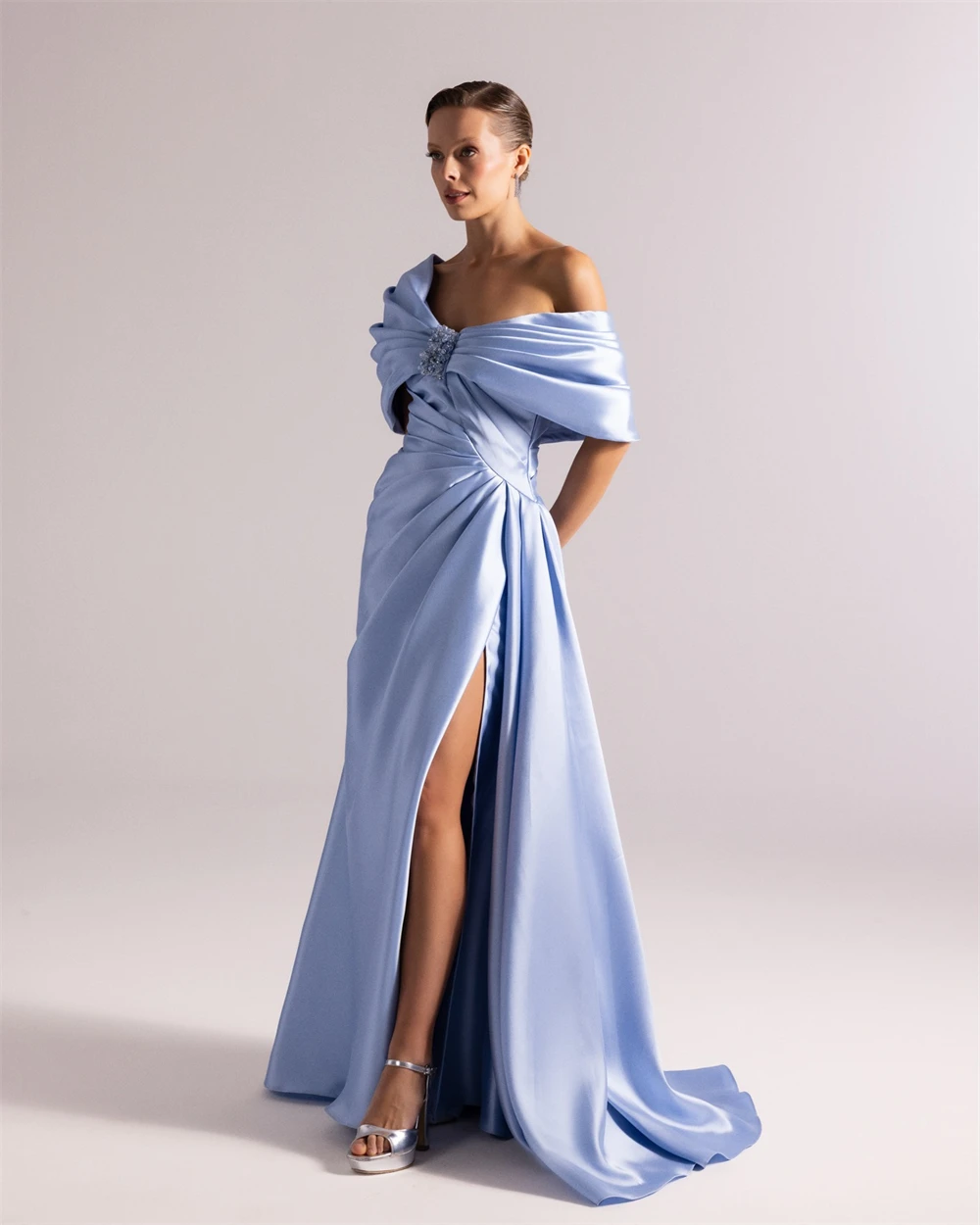 

Современное синее атласное вечернее платье по индивидуальному заказу. Изысканные платья для выпускного вечера с открытыми плечами. Платья со шлейфом для особых случаев.