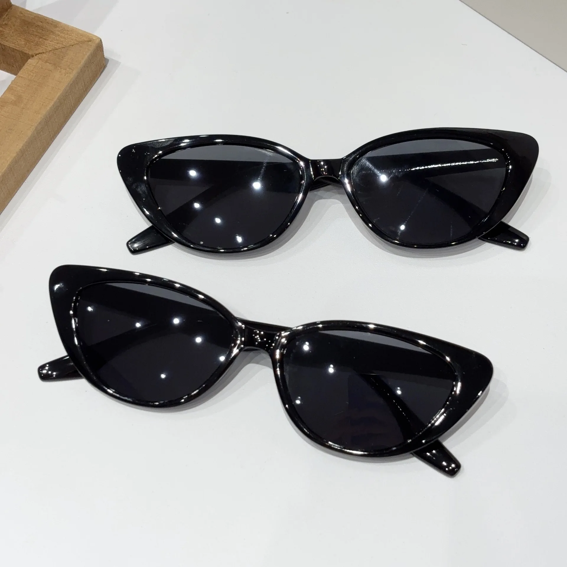 Новые-женские-солнцезащитные-очки-«кошачий-глаз»-в-ретро-стиле-узкая-оправа-модные-для-уличной-фотосъемки-защита-uv400