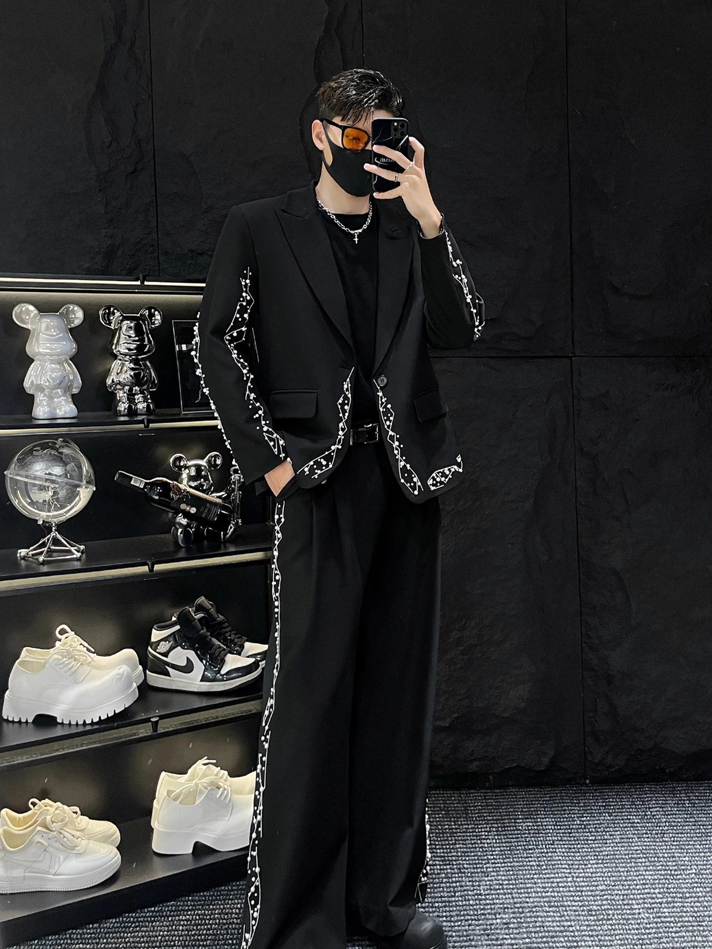 

Мужской костюм с вышивкой от HOMME: модный, свободный крой, весна-осень, на одной пуговице, с лацканами-клапанами, без разрезов