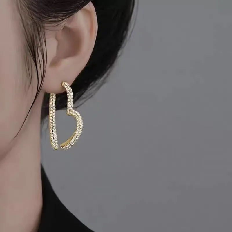 New Luxury Heart Shaped Earrings For Women Niche Design Full Diamond Embellished High End Feel Reversible Wear Elegant Daily Par