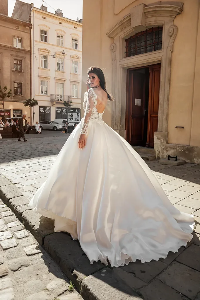 Nueva moda con cuello en V de manga larga de encaje calcomanía de satén Sexy vestido de novia sin espalda 2025 línea de tren de barrido un vestido de novia personalizado 2025