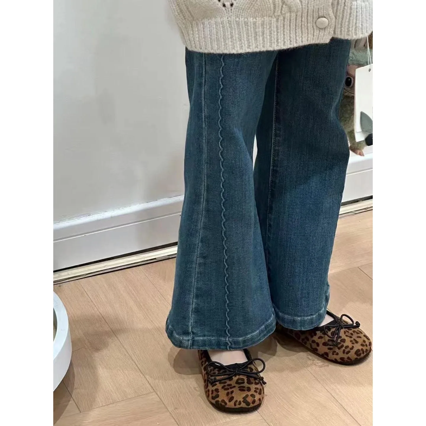 

Джинсы для девочек, осень 2024, новый стиль, стильные облегающие универсальные расклешенные брюки, милая и повседневная повседневная темпераментная одежда