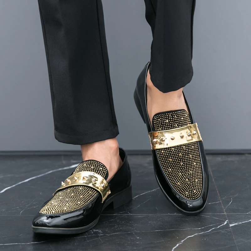 

Men Loafers PU Splicing Pointed Low Heel Comfortable Retro Classic Rivet Business Formal Leather Shoes