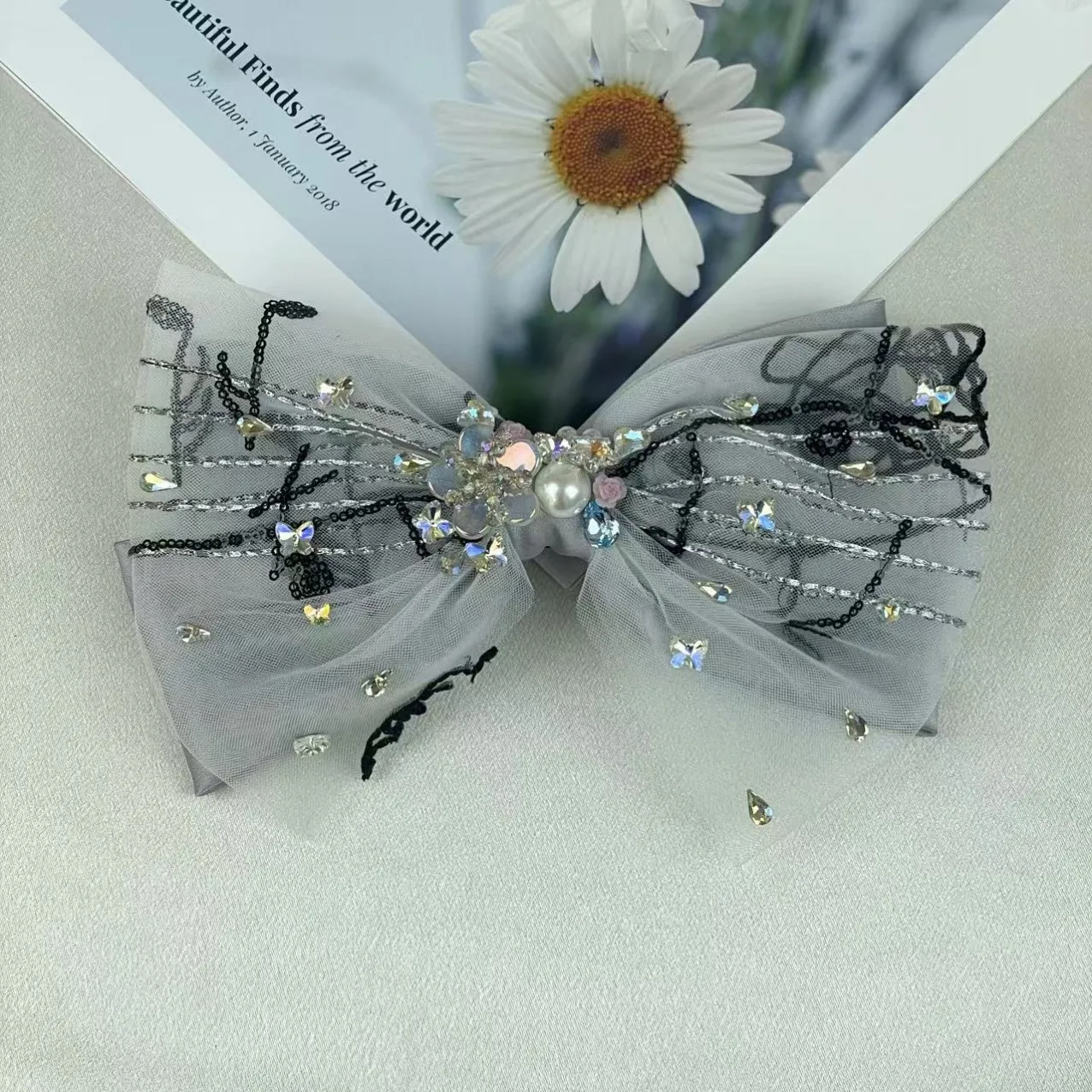 

Оригинальный трехслойный атласный сетчатый бант, украшенный стразами, аксессуар для волос с милым и элегантным пружинным зажимом