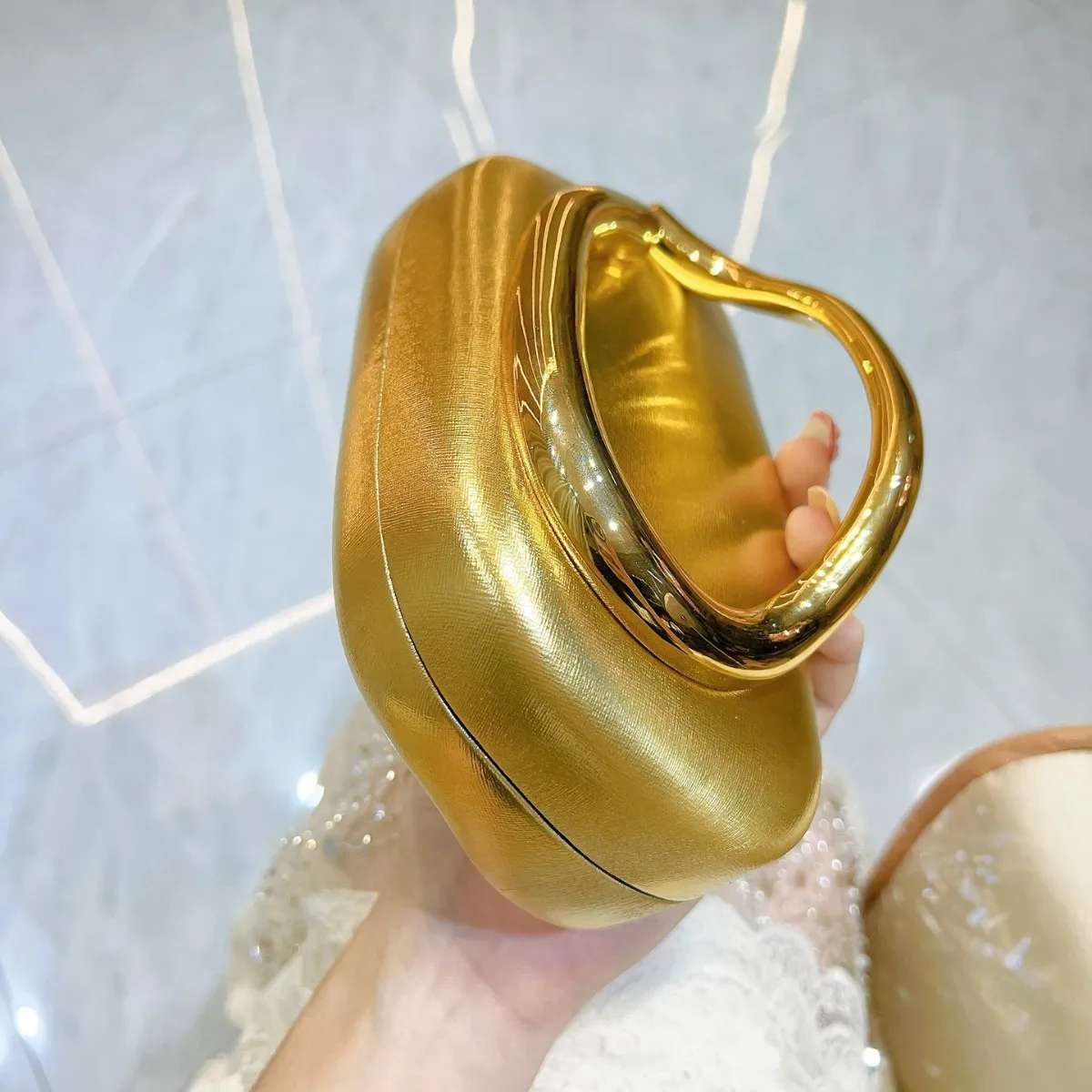 الذهب صندوق إغلاق معدني حقيبة صغيرة المرأة مساء حفل زفاف لطيف محفظة حقيبة حقائب اليد أحمر داكن أبيض 2025 ربيع موضة جديدة Ins #2