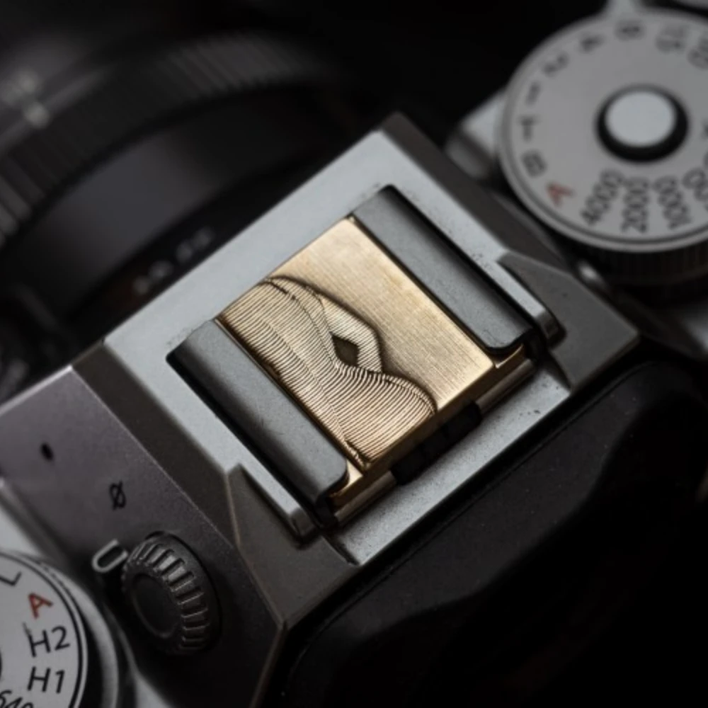 

Camera Metal Hot Shoe Cover Shutter Button for Fujifilm XM5 XT30 XM5 XE4 X100VI Canon Nikon ZF ZR Lumix S9 Soft Release Button