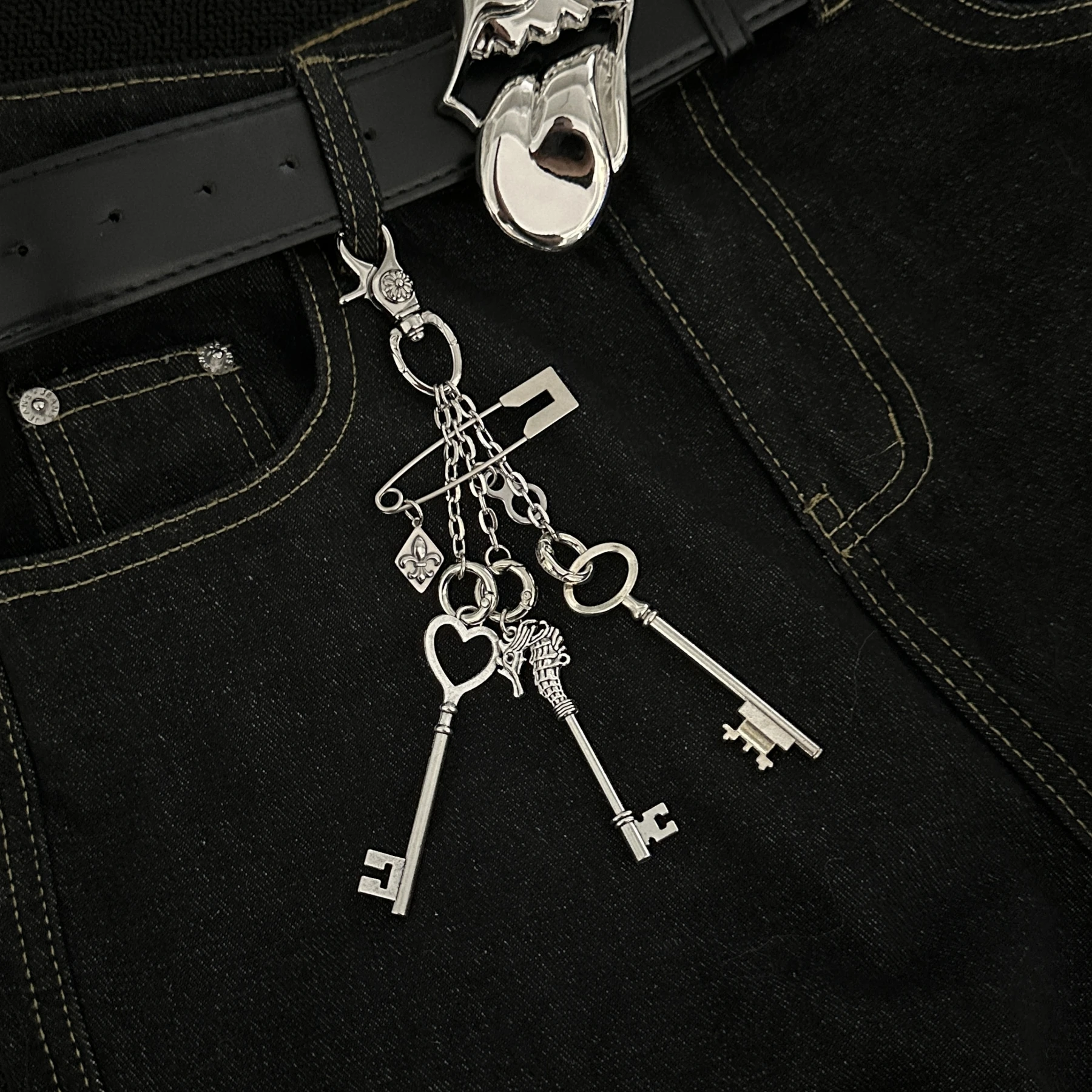 Benutzerdefinierter Schlüsselanhänger aus Metall im Sicherheitsnadel-Stil, Y2K-Ästhetik – modisches Taillen-Accessoire, Taschenanhänger und Geburtstagsgeschenk
