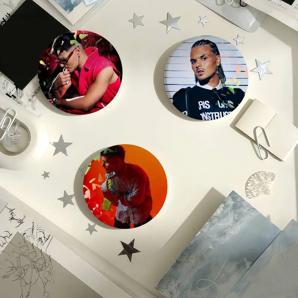 Cantante Abraham Mateo soporte de concierto insignia láser broche de alfileres creativos para bolsa ropa sombrero decoración regalos Fans coleccionar