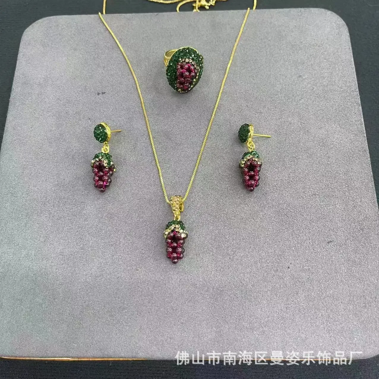 Original design natural garnet woven grape three-piece set French vantage Douyin live broadcast hot-selling model