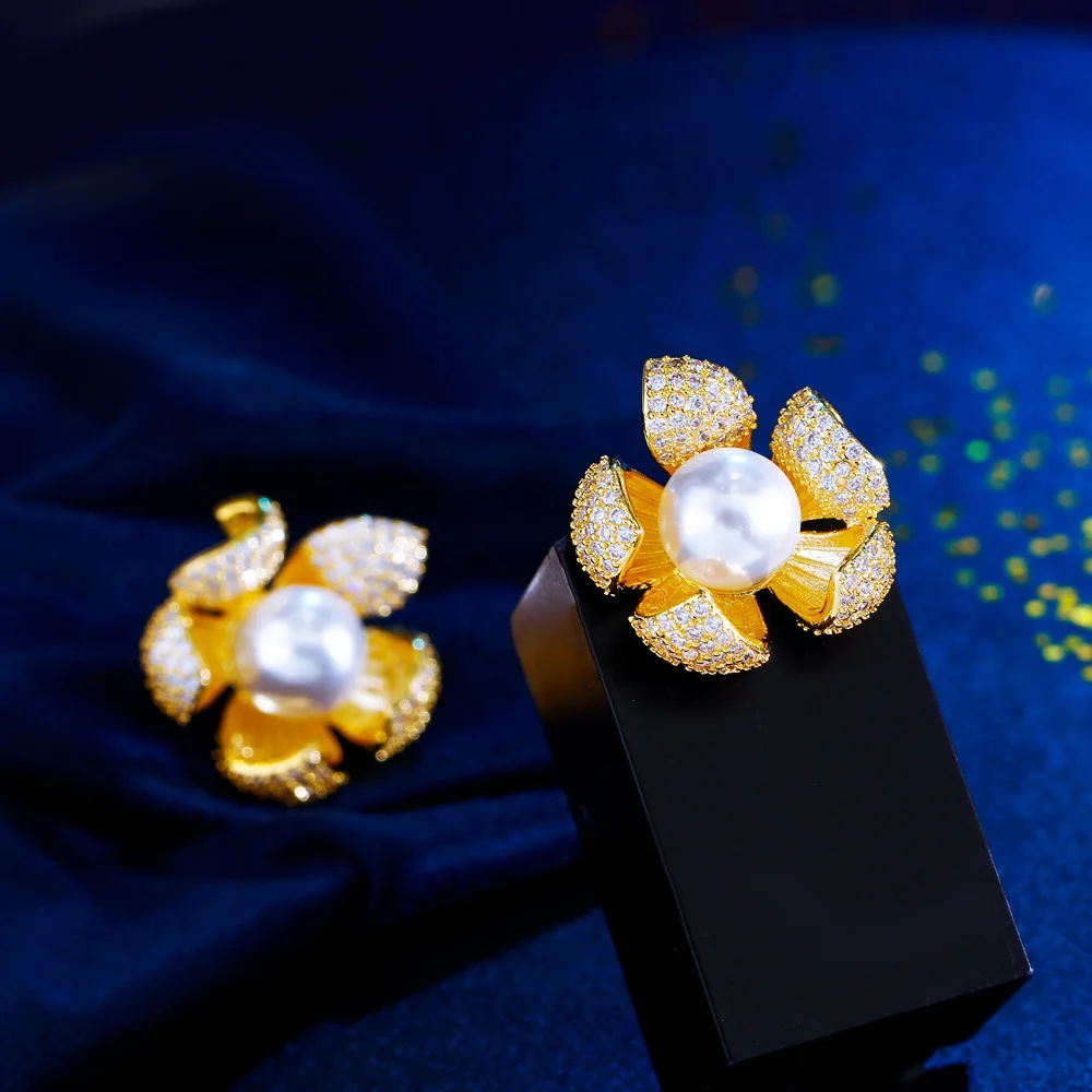 

Gorgeous Brilliant Zirconia Big Simulated Pearl Elegant Flower Petals Bridal Wedding Stud Earrings for Women